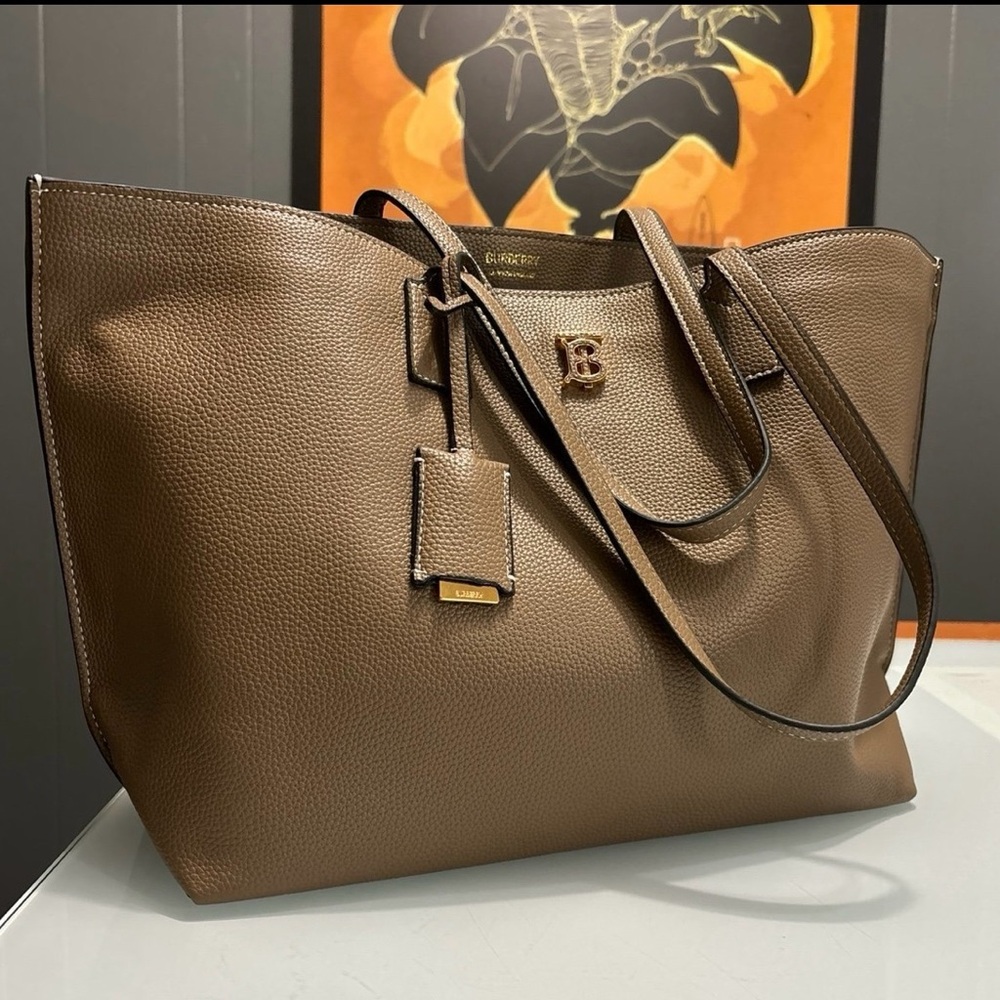 GRAINY LEATHER BAG 
19x11x6 inches 
Brand New